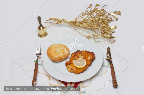 有魚和面包的盤子