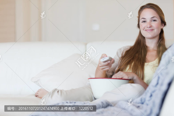 微笑女人享受電影與一碗爆米花