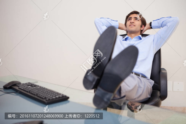 商人靠在椅子上