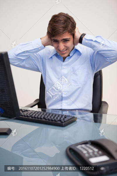 商人耳朵痛的商人