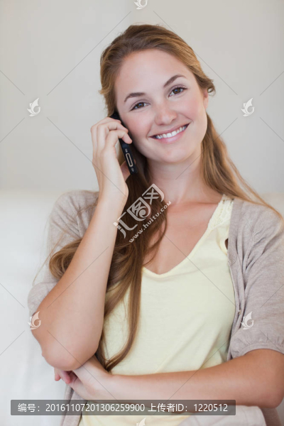 微笑的女人在手機(jī)上交談