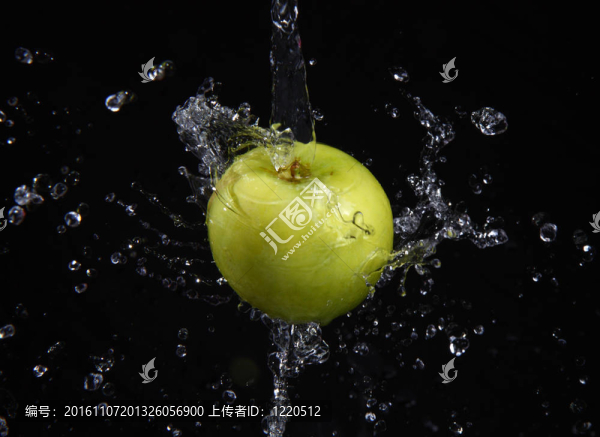 新鮮水飛濺和綠色蘋果