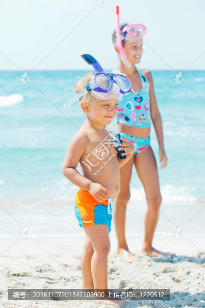 海灘上的快樂的孩子們