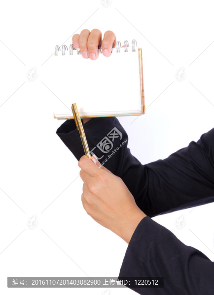 手拿筆指著筆記本