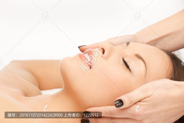 美麗的女人在按摩沙龍