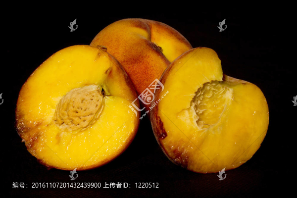 三片多汁的桃子
