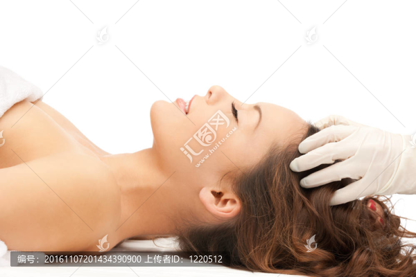 美麗的女人在按摩沙龍