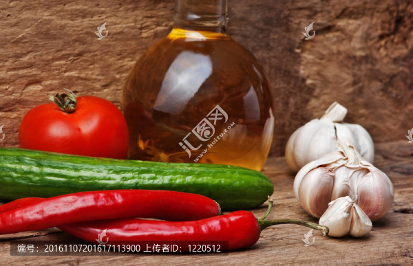 帶有香料和蔬菜的玻璃瓶