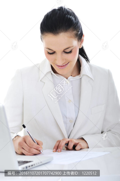 商務婦女桌上簽字文件