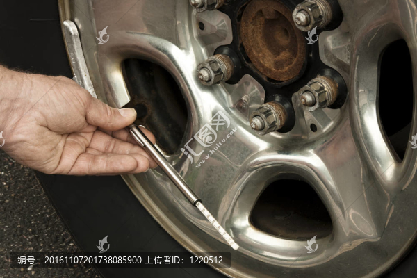 檢查輪胎氣壓