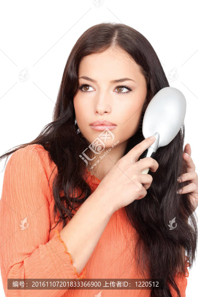 漂亮的女人梳理她烏黑的長發(fā)