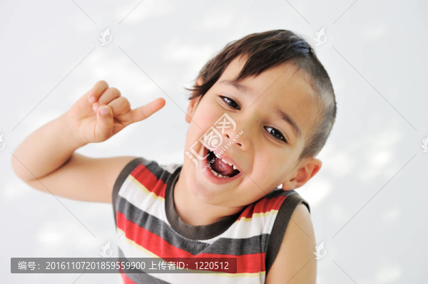 可愛(ài)的小男孩滑稽的頭發(fā)和開(kāi)朗的鬼臉