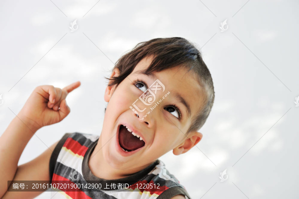 可愛的積極的孩子有有趣的頭發(fā)