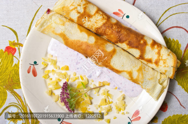 煎餅和果醬；酸奶醬、黃色水果