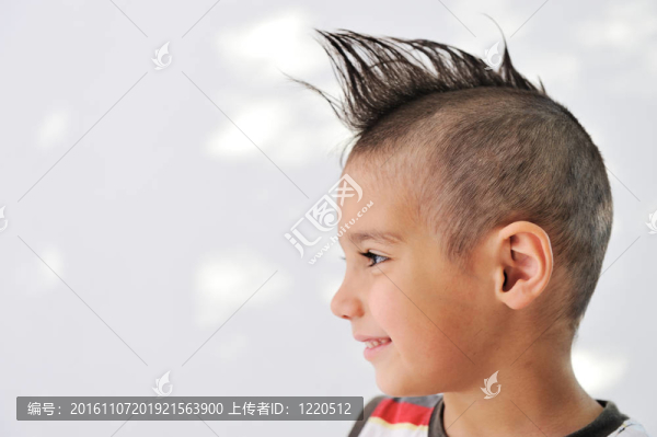 可愛的小男孩滑稽的頭發(fā)和開朗的鬼臉