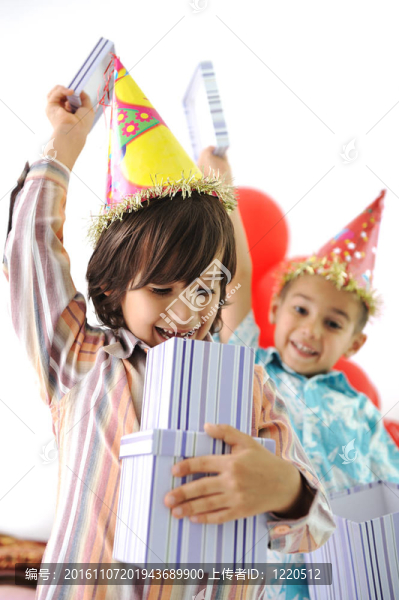 生日聚會；快樂的孩子們慶祝；氣球和禮物