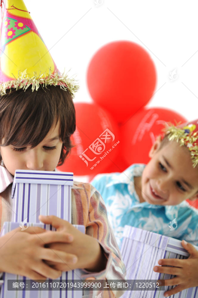 生日聚會；快樂的孩子們慶祝；氣球和禮物