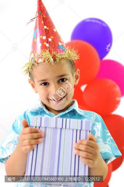 生日聚會；快樂的孩子們慶祝；氣球和禮物