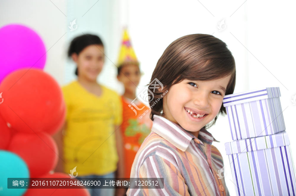 生日聚會(huì)；快樂的孩子們慶祝；氣球和禮物