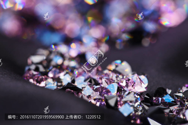 鉆石（小紫寶石）堆在黑色絲綢背景之上