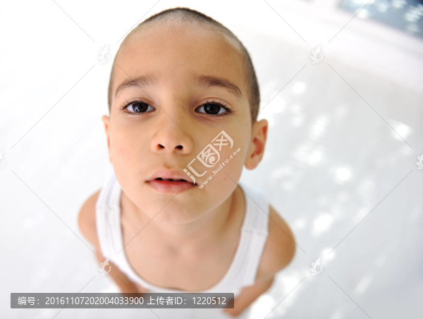 小男孩；可愛的短發(fā)；幾乎禿頂