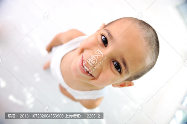 小男孩；可愛的短發(fā)；幾乎禿頂