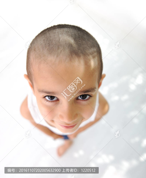 小男孩；可愛的短發(fā)；幾乎禿頂
