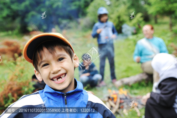 自然燒烤；一群兒童準(zhǔn)備火香腸