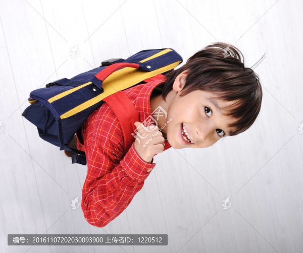 帶背包的學校男孩