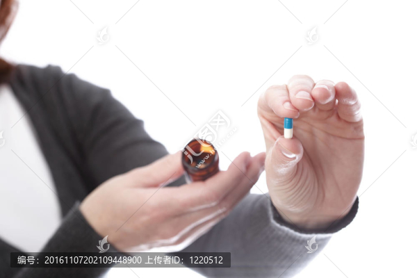 女人手上的藥丸