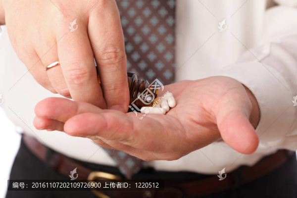 男人手上的藥丸