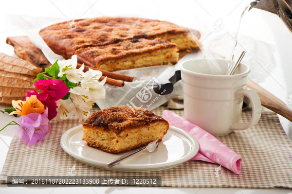 一片肉桂糖黃油蛋糕和一杯熱咖啡