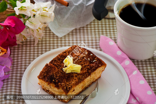 一片肉桂糖黃油蛋糕和一杯熱咖啡