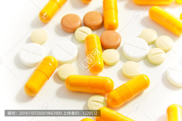 白色背景下的藥丸