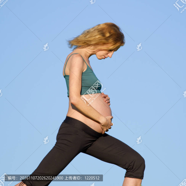 草地上的孕婦