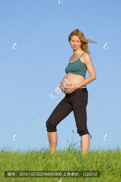 草地上的孕婦