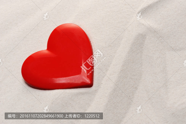 紅色的心在沙灘上
