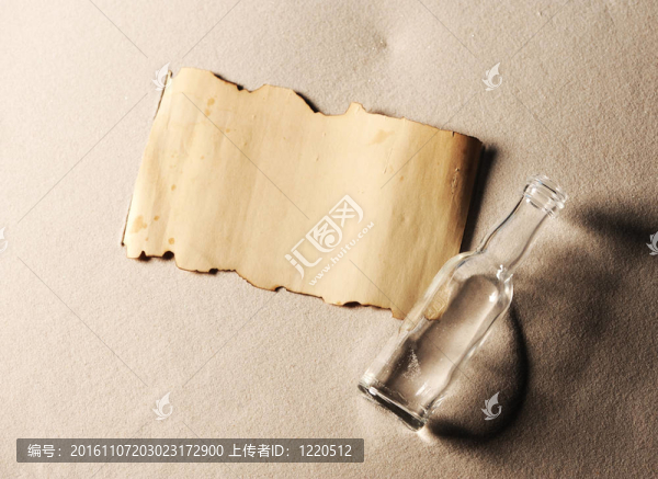 瓶子里的信息。紙是空白的放任何你想要的信息