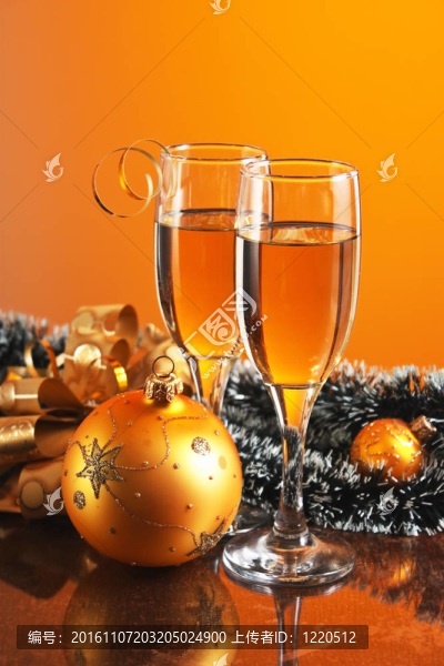 兩杯葡萄酒和圣誕裝飾