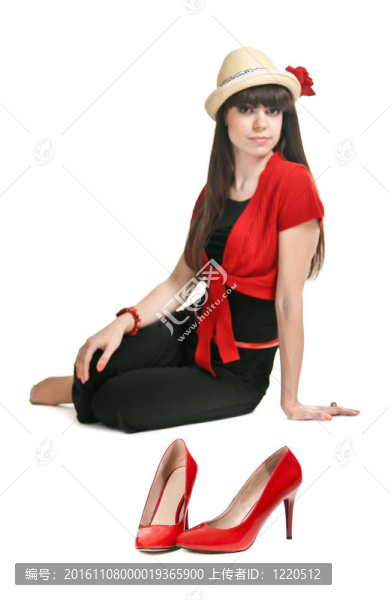 美女背景上的一雙紅色女式鞋。
