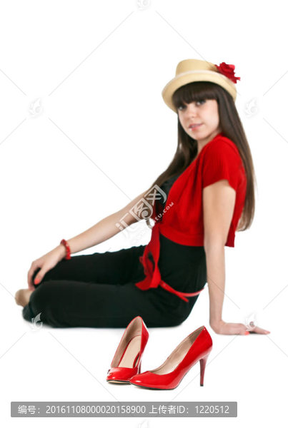 美女背景上的一雙紅色女式鞋。
