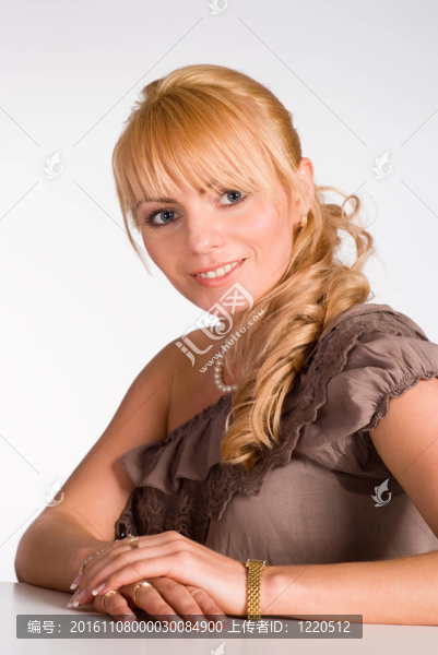 桌子上的女人