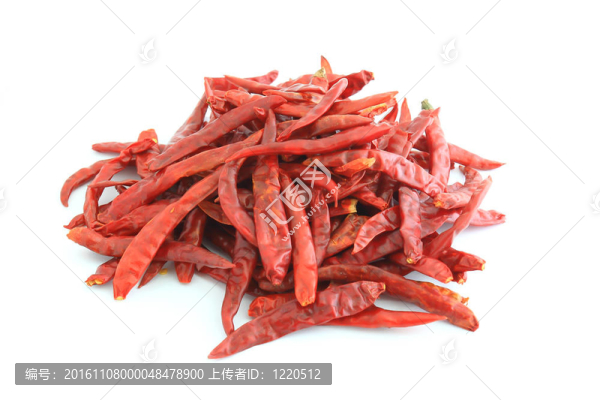 在純白色背景上分離的一堆干紅辣椒