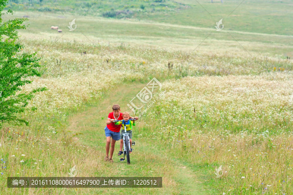 兩兄弟在戶外散步