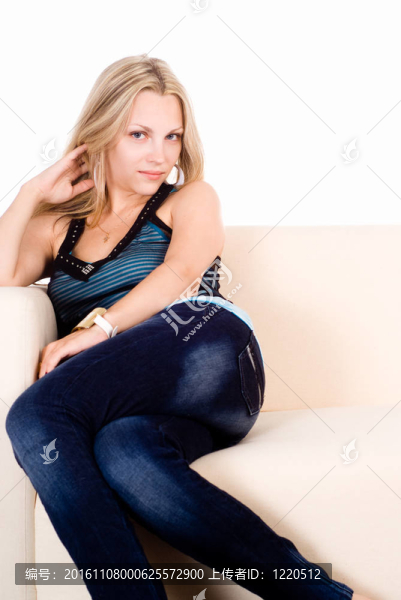 可愛的女孩在沙發(fā)上