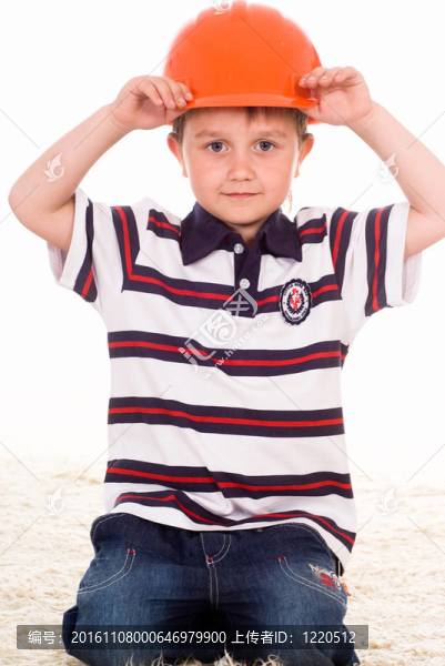 戴頭盔的小男孩