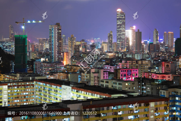 香港在晚上擁擠的建筑物