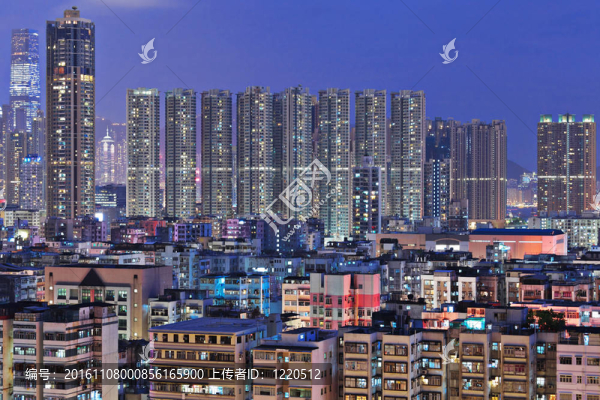 香港在晚上擁擠的建筑物