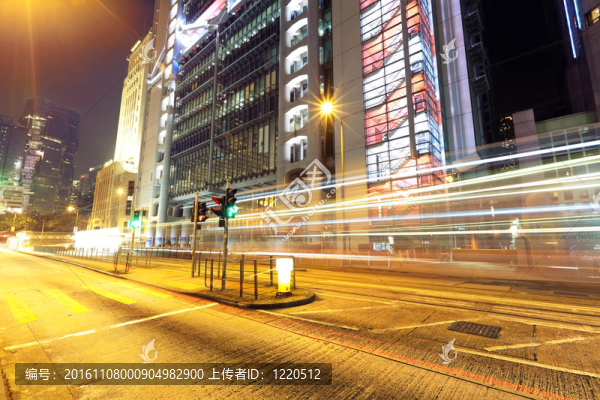夜間通過(guò)城市的交通
