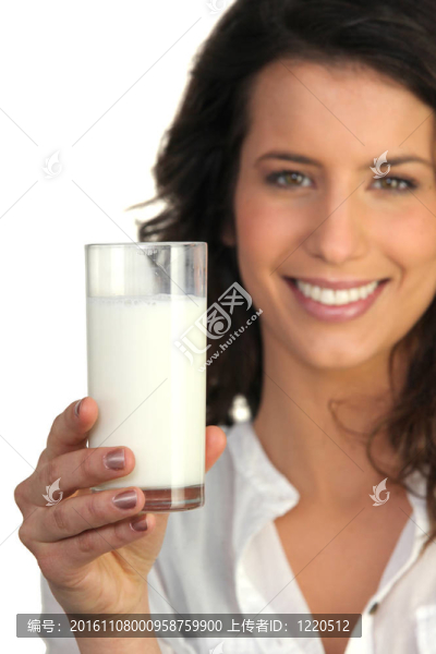 女人喝了一杯牛奶
